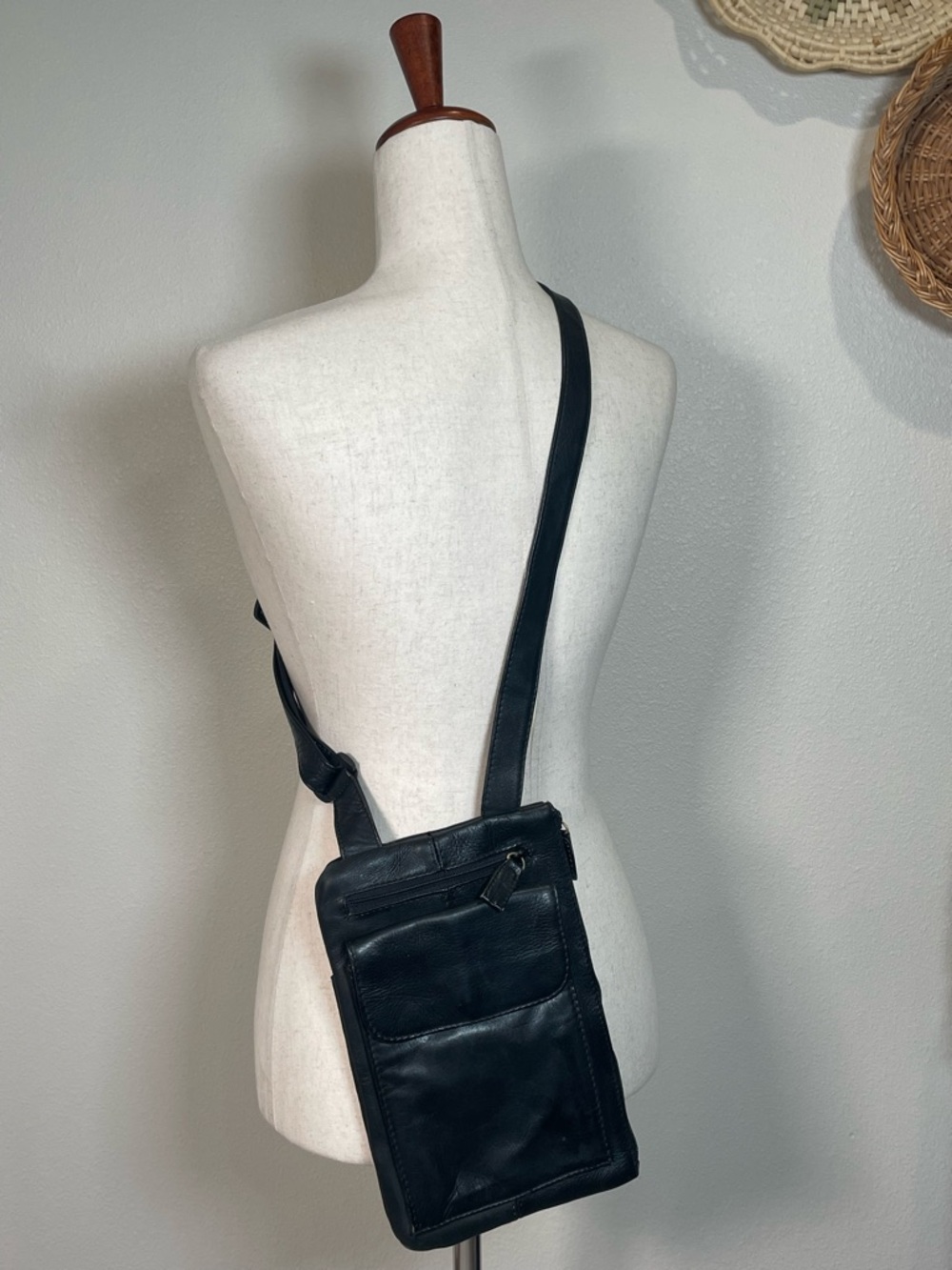 Vintage HOBO International Black Leather Crossbody Travel Bag Purse